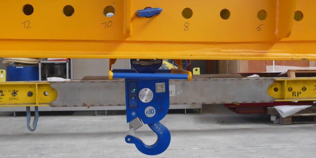 Automatic hooks on adjustable lifting beam